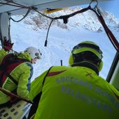 Ignora il pericolo e ci finisce dentro; in salvo freerider travolto da una slavina