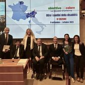 La grande staffetta solidale 'Obiettivo Tricolore' di Alex Zanardi fa tappa a Verres