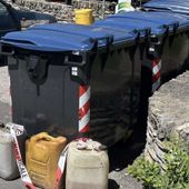 Quart; abbandonano taniche con liquidi vicino ai cassonetti, individuati e multati