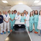 L'equipe di Radioterapia Oncologica davanti alla vecchia tomoterapia (al centro il dottor Munoz)
