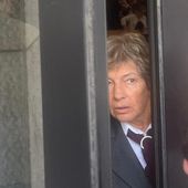 Un'usciera fa 'buona guardia' all'ingresso della saletta a Palazzo regionale durante una riunione urgente della maggioranza Un'usciera fa 'buona guardia' all'ingresso della saletta a Palazzo regionale durante una riunione urgente della maggioranza