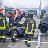 Domato dai pompieri prinicipio d'incendio in un'auto a Pollein