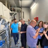 Un momento del sopralluogo: l'assessore Carrel (primo da sn) insieme all'ingegnere Corrado Trasino (a capo dello Studio che ha progettato le opere); il presidente dei CMF, Giorgio Lale Murix, illustra alcuni dettagli alla dirigente Anais Piccot (prima da dx)