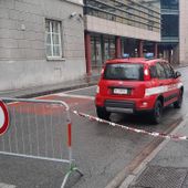 Pericolante la vetrata di una finestra, chiusa via Festaz lungo la Finaosta