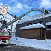 La Thuile, neve pericolante dal tetto dell'Ufficio Turismo