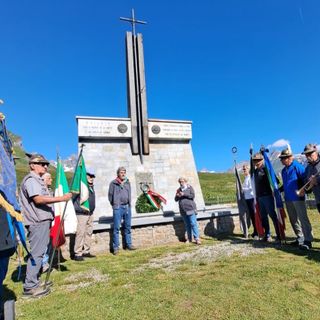 Soci dell'ANEI VdA al Monumento eretto al Colle del Piccolo San Bernardo per commemorare gli internati militari italiani e i Caduti nei campi di concentramento