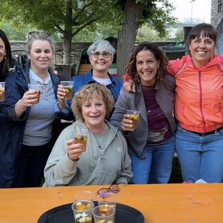 Franca Angela Aiello (seduta al centro della foto) insieme alle amiche violette