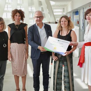 La consegna della borsa di studio BCCV, da sn Manuela Ceretta, Stefania Cristofanelli, Fabio Bolzoni, Charlotte Chistè e Anna Maria Pioletti
