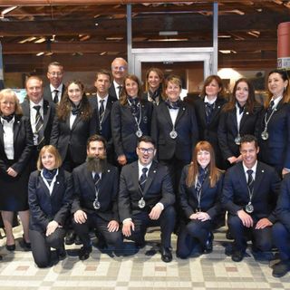 Da sn in basso: Marie-Claire Deanoz (degustatrice), Massimo Marconcini, Salvatore Contu, Alessandra De Agazio, Tiziano Artaz, Vincenzo Basile(degustatore); in seconda fila: Alessandra Consolati, Donatella Tagliaferri, Edi Henriet, Giovanni Bernardi Chiara Pignatelli, Chiara Paternoster, Angela Dayné, Sara Berti, Lara Charruaz, Stefania Felace, Tatiana Chunyaeva(degustatrice) ; in terza fila: Massimiliano Pession, Pierluigi Berti (degustatore), Nadine Chatrian
