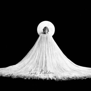 Loïe Fuller; la danzatrice che sfiorò l’infinito con la seta e la luce