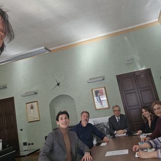 I referenti alla gentilezza di Aosta, Quart, Bollengo e Quincinetto insieme al sindaco e alla vicesindaca di Aosta, Raffaele Rocco E Valeria Fadda con Luca Nardi di Costruiamo Gentilezza