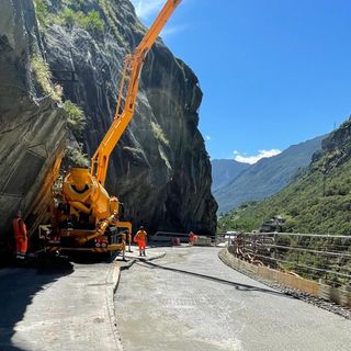 Il getto della soletta lungo il tratto allargato della Mongiovetta