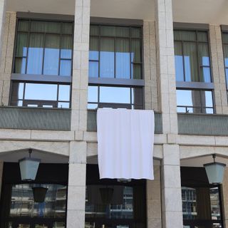 Giornata della legalità: il lenzuolo bianco sulla facciata del Consiglio per non dimenticare