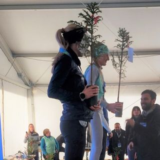 L'assessore Marco Carrel con due atlete premiate