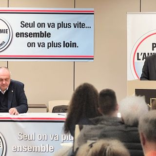 Il consigliere regionale Aldo di Marco (a sn) e l'assessore Marco Carrel durante i lavori dell'Assemblea