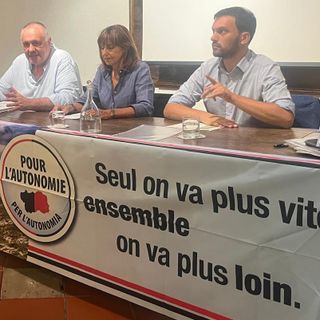 Il tavolo direttivo dell'Assemblea degli iscritti di PlA; da sn Aldo Di Marco, Cristina Camandona (presidente del Movimento) e Marco Carrel