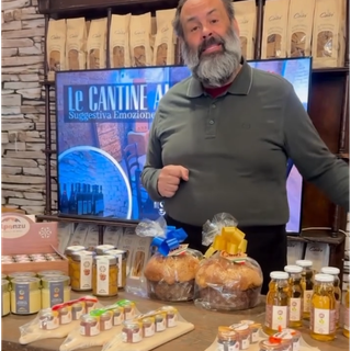 Alberto Dassisti con alcuni prodotti valdostani ad 'Al Sazio' di Lodi