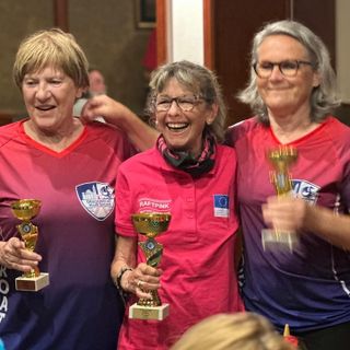 Il podio della gara, da sn Club Zadar Croazia 3 capitano Mira Jakupovic, al centro Tiziana Frassy (Vice Presidente di VIOLA), a destra Club Zadar Croazia 2 capitano Dubravka Karlovic