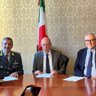 Da sn il colonnello Nicola Bia, il procuratore capo Luca Ceccanti e il direttore regionale dell’Agenzia delle Entrate, Guido Isolabella