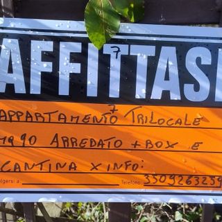 Al numero indicato su questo cartello risponde un presunto truffatore