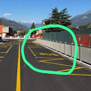 La fermata senza marciapiede né pensilina