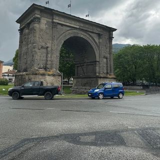 Aosta, riaperto il 'vecchio' ponte sul Buthier, traffico in tilt all'Arco d'Augusto