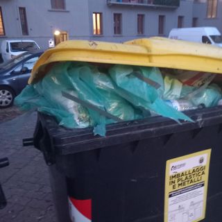 Aosta; quartiere Cogne, 'smaltire con urgenza i rifiuti da cantiere nei cassonetti'