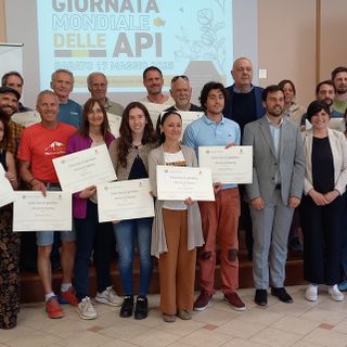 Foto di gruppo per i nuovi giovani apicoltori insieme all'assessore Carrel