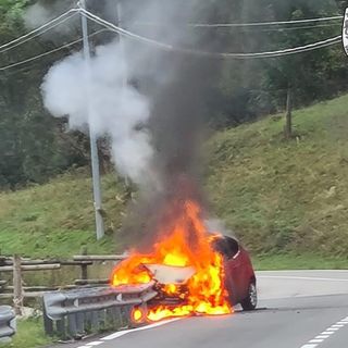 Auto va a fuoco sulla regionale di Gressoney; nessun ferito