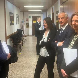 In primo il collegio legale dei ricorrenti, sullo sfondo l'avvocato della Regione, Riccardo Jans