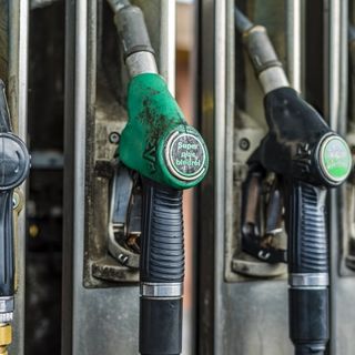 Carburanti, calo dei prezzi in Valle ma restano tra i più alti d’Italia