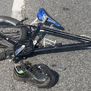 Investito da due auto sulla strada di Gressan, grave giovane ciclista