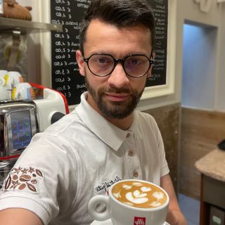 Il barman-artista Fabio 'Bietto' Giachino è al bar pasticceria Davit di Aosta