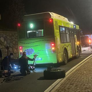 Bus perde ruota lungo la linea Aosta-Sorreley; attimi di paura ma nessun ferito