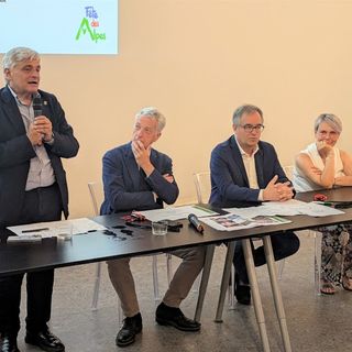 L'assessore Luciano Caveri riceve la Légion d'honneur dalle mani di Michel Barnier