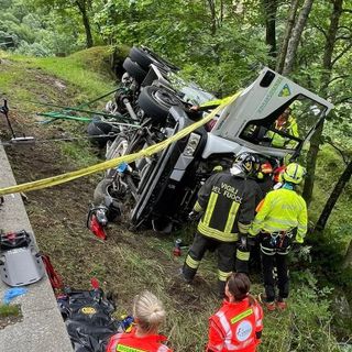 Camion esce di strada lungo la strada del Lys: conducente ferito