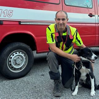 Il cane Teo con il suo conduttore