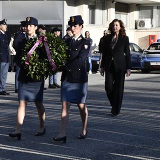 La dirigente di polizia Angela Cannavale durante la cerimonia d'insediamento (cliccare l'immagine per avviare la mini gallery)
