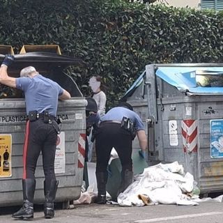 I carabinieri cercano la possibile arma del delitto