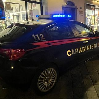 Aosta, entra in negozio, 'si serve' di due felpe e scompare tra la folla