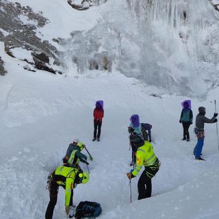 Valanga su ghiaccio nella Valtournenche; otto cascatisti coinvolti, un ferito