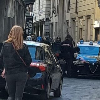 Aosta, maltratta il suo cane nelle vie del centro ma arrivano i carabinieri