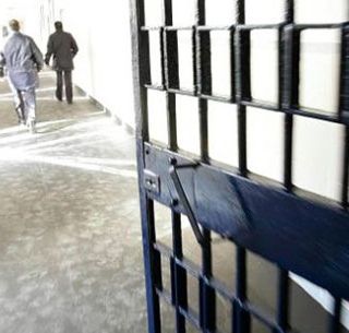 Respinge le accuse e resta in carcere il 18enne arrestato per stalking