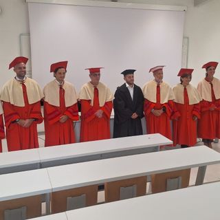 Jader Cheillon (al centro) assieme agli esaminatori della tesi