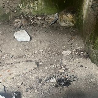 L'interno della chiesetta abbandonata dov'è stato rinvenuto il cadavere