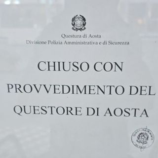 Rissa di fronte al bar: i gestori non collaborano con la polizia, che chiude il locale