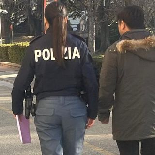 Il cittadino cinese esce dal Palazzo di Giustizia dopo la sentenza di condanna