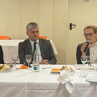 L'assessore Luigi Bertschy durante un suo intervento al Circolo Valdostano della Stampa