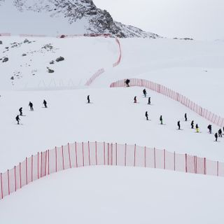 Volontari e tecnici al lavoro per la preparazione della pista Gran Becca (credit Gianluca Gobbi)