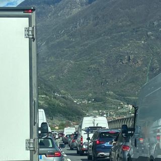 Tre chilometri in tre ore; la 'passione' degli utenti su A5 e Statale 26